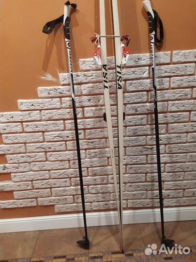 Лыжные палки и лыжи