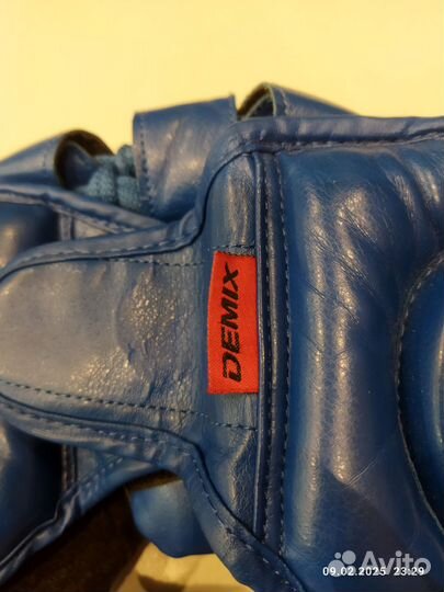 Шлем и накладки на ноги Demix