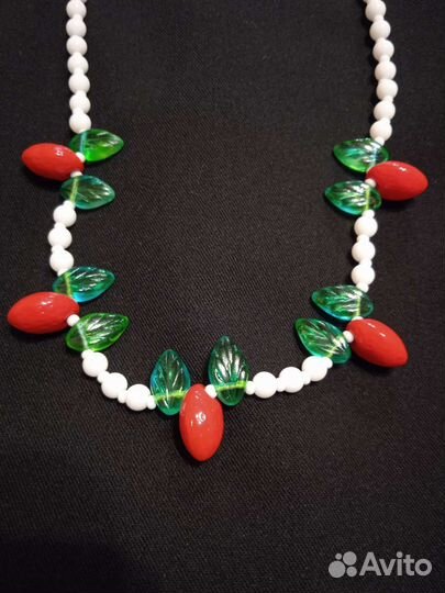 Бусы с листочками с ягодами Чехословакия