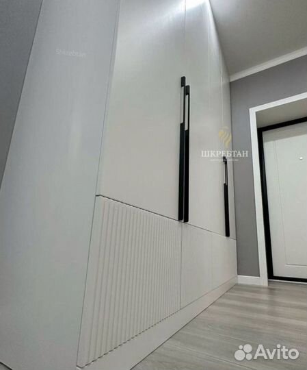 Шкаф белый, темный