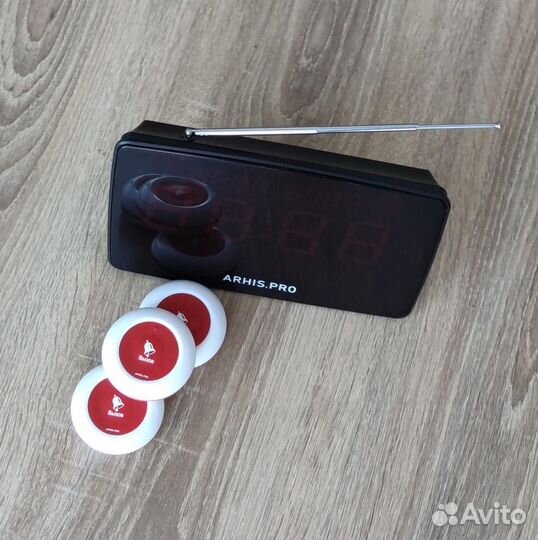 Кнопка вызова официанта и табло отображения вызова