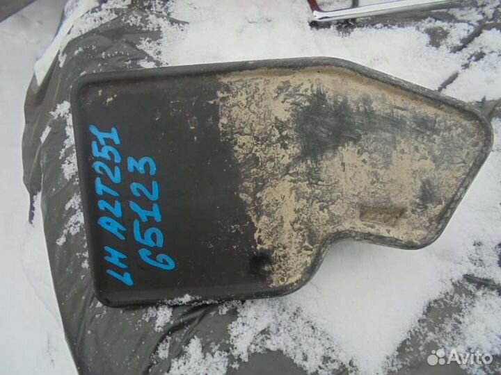 Брызговик задний левый Toyota Avensis AZT251