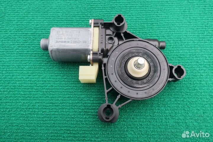 Моторчик стеклоподъёмника передний правый Golf 7