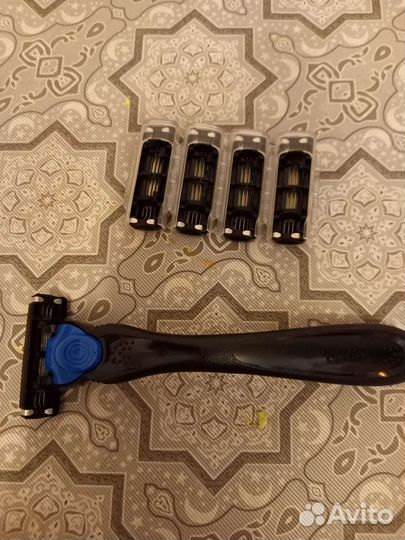 Бритвенный станок с запасками