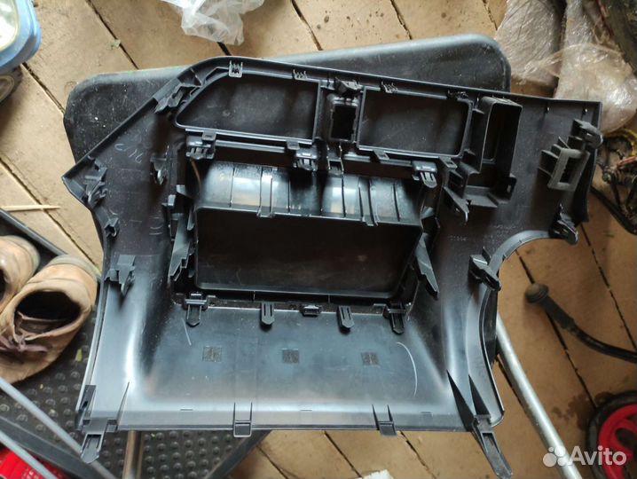 Toyota ZWR80 voxy, noah консоль магнитолы