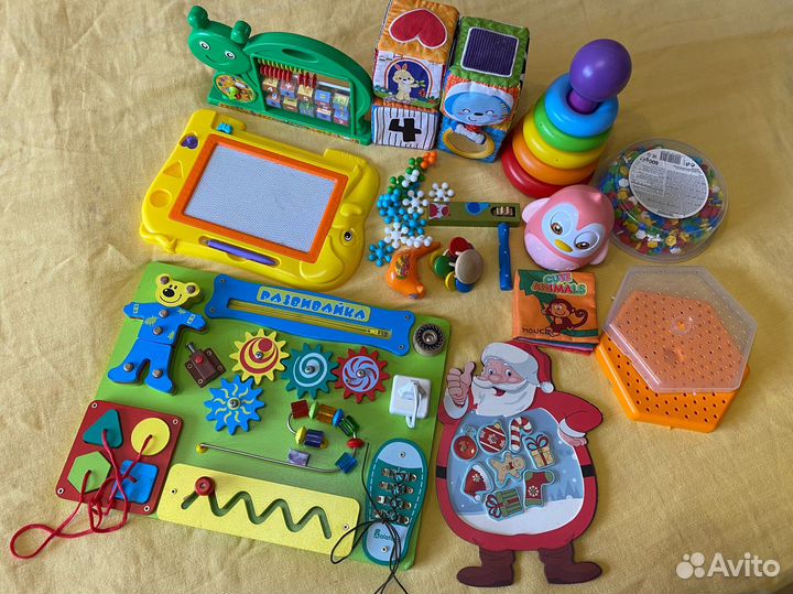 Развивающие игрушки для малышей пакетом