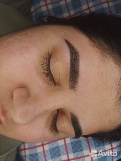 Модель на брови