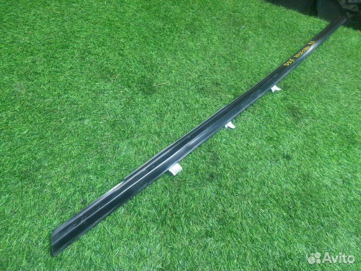 Молдинг стекла задний правый Nissan Bassara JTU30