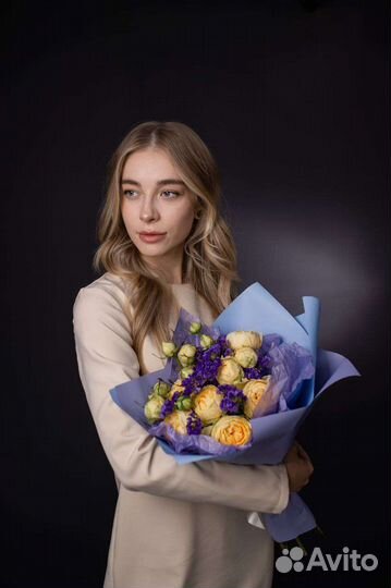 Букет из кустовых роз и статицы