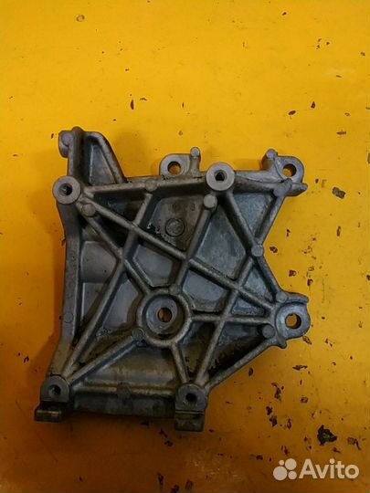 Кронштейн компрессора кондиционера Митсубиси 1.5 4