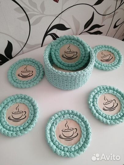 Вязаная корзина и подставки под кружки