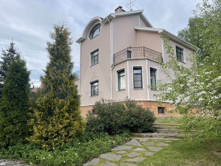 Дом 349,6 м² на участке 12,6 сот.