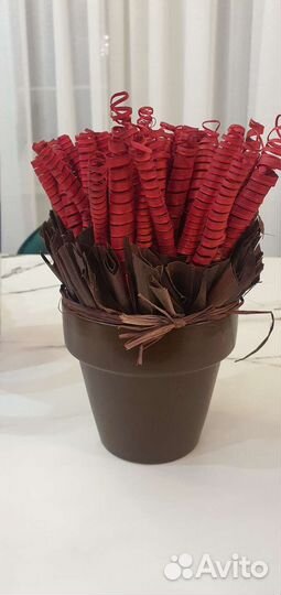 Искусственные цветы в горшке