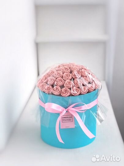 Шоколадные розы в шляпной коробке