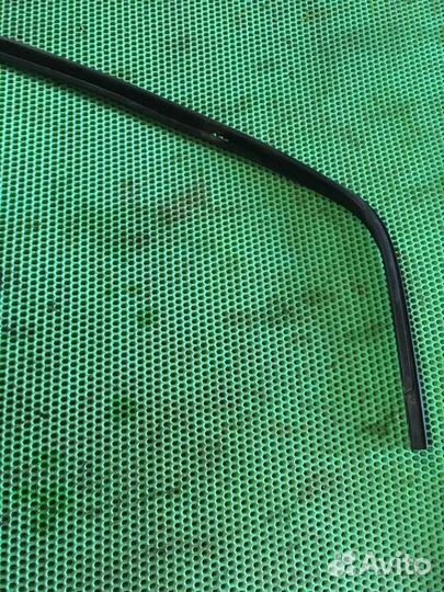 Уплотнительная резинка задняя левая Opel Astra H