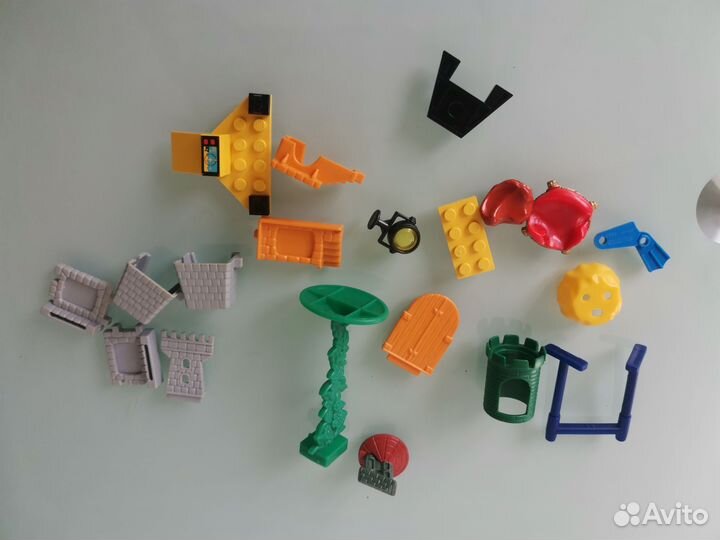 Лягушка и Запчасти от киндер сюрприз