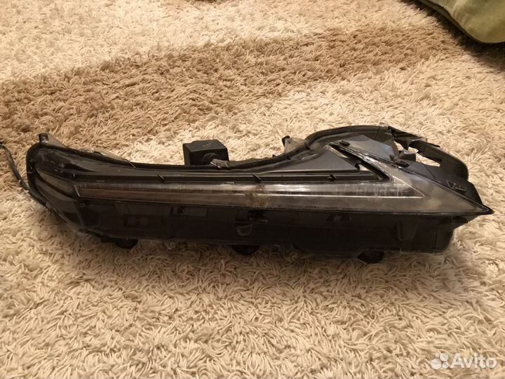 Правая передняя фара и правая передний ходовой ого