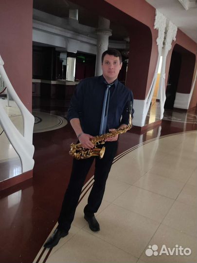 Саксофонист на праздник