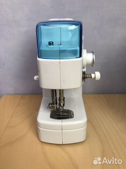 Миниатюрная швейная машинка