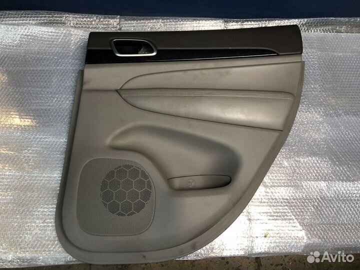 Обшивка задней двери Jeep Grand Cherokee WK2