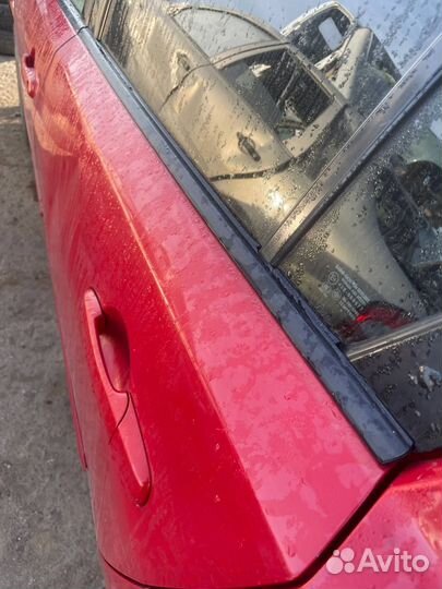 Наружний левый уплотнитель Mazda 3 BK