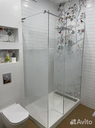 Стеклянные душевые кабины / перегородки для душа