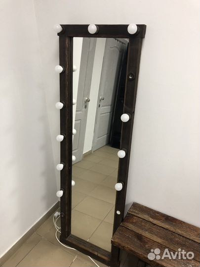 Гримерное зеркало с лампочками