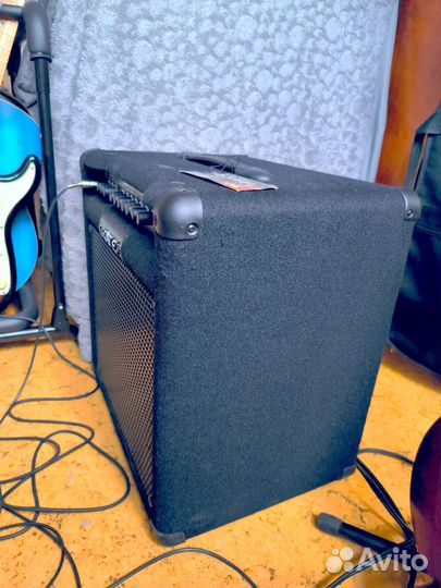 Басовый комбоусилитель