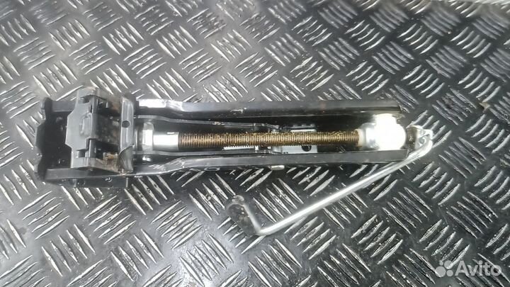 Домкрат на Volkswagen Passat B7