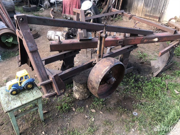 Плуг трехкорпусный