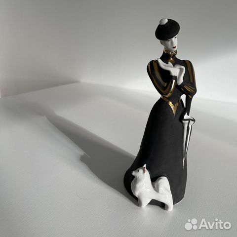 Статуэтка фарфор Дама с собачкой, в чёрном