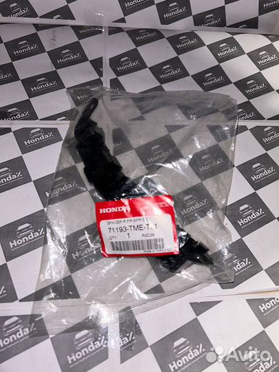 Кронштейн переднего бампера правый Honda CR-V 5