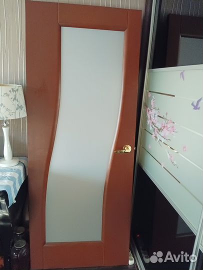 Дверь межкомнатная,дерево массив б/у,с мат стеклом