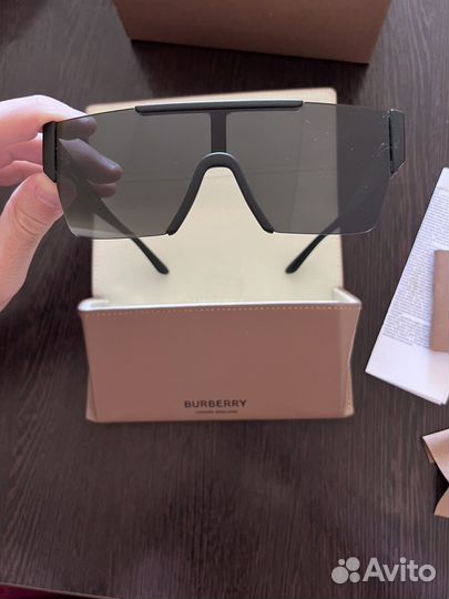 Солнцезащитные очки burberry