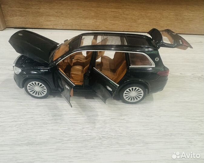 Моделька Mercedes-Maybach GLS 600 1:24 22 см