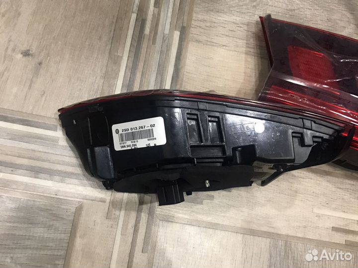 Фонарь задний в крышку багажника Фольксваген тигуа