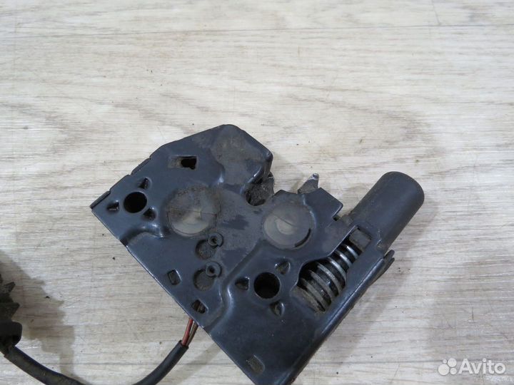 Замок капота Audi Q3