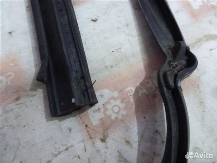 Уплотнительная резинка стекла задняя левая