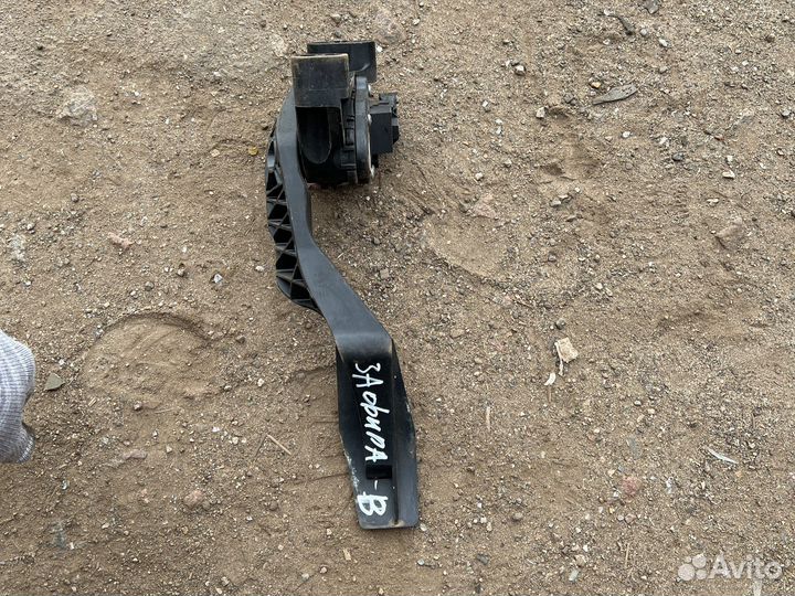 Педаль газа с датчиком Opel Zafira B