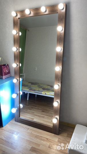 Гримерное зеркало с лампочками
