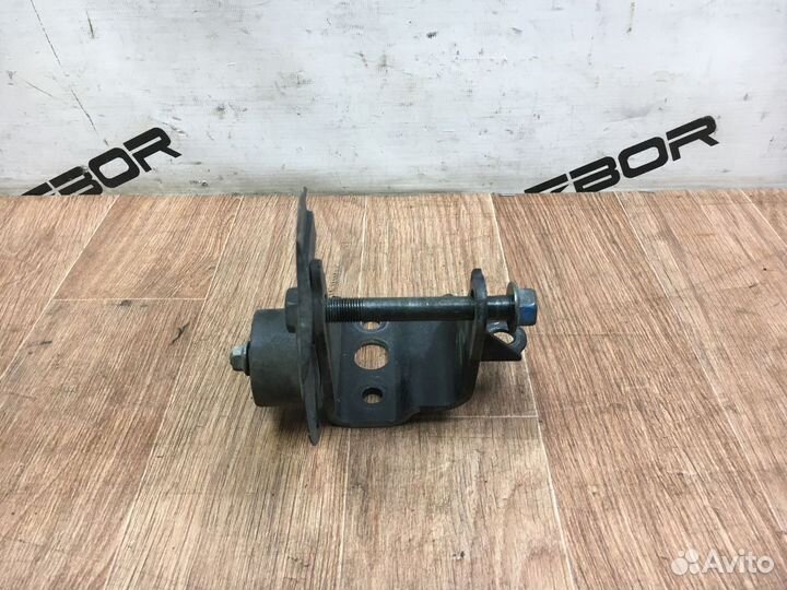 Кронштейн опоры двигателя Toyota Isis I рестайлинг (2009—2018)