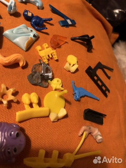 Сломанные кусочки и детпли от киндера россыпью