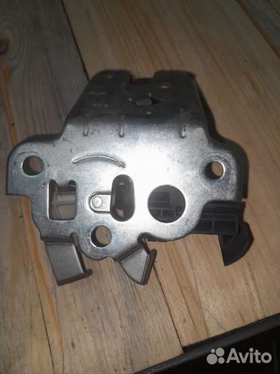 Замок крышки багажника Skoda Superb 2