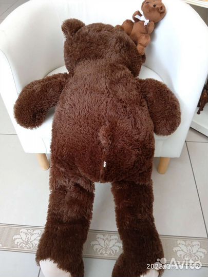 Плюшевый большой медведь и белка