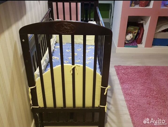 Детская кроватка с поперечным маятником