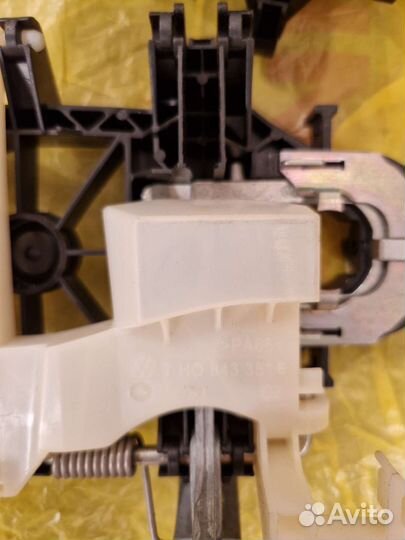 Скелет задней ручки двери VAG 7H0843351E