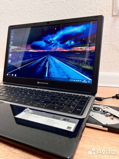 Тонкий и стильный ноутбук Packard Bell