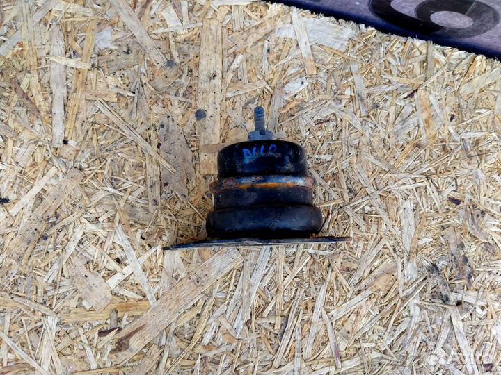 Опора двигателя правая VAG