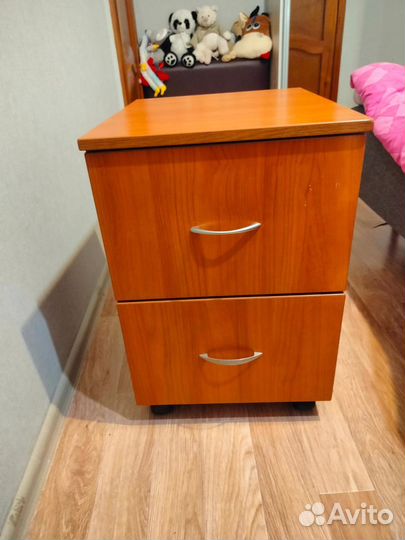 Письменные столы и стулья