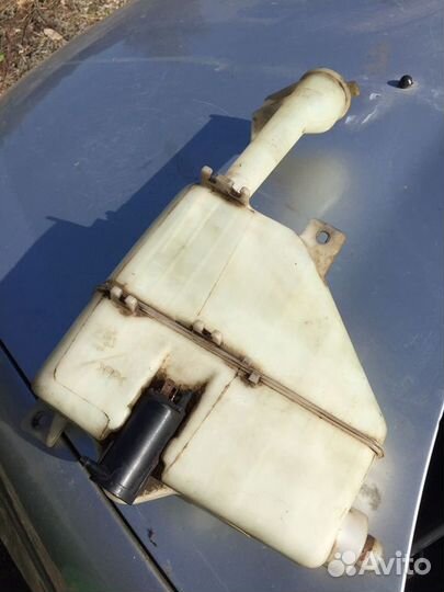 Бачок стеклоомывателя Mazda 626 Cronos 2.0л бензин